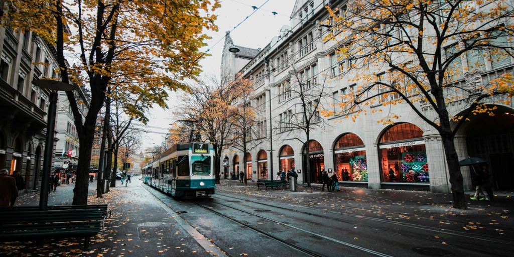 Tranvía circulando por Zúrich, parte del sistema regional ZVV en Suiza