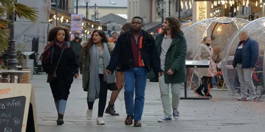 Personas caminando por una calle suiza en una zona urbana, representando la vida cotidiana y la integración social