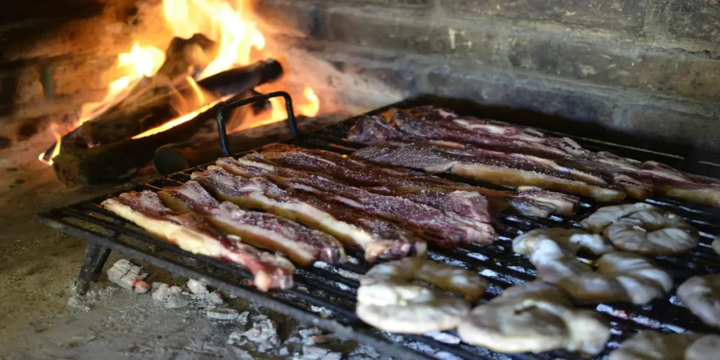 Primer plano de carne a la brasa en una barbacoa durante una comida de verano en Suiza.